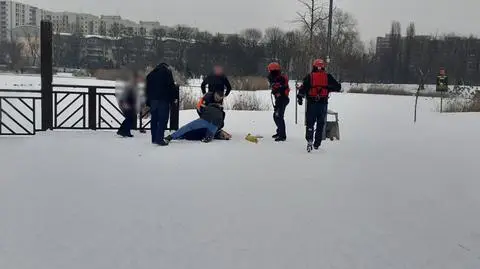 Akcja służb w parku. Policja: dwuletnie dziecko wpadło do zbiornika wodnego 