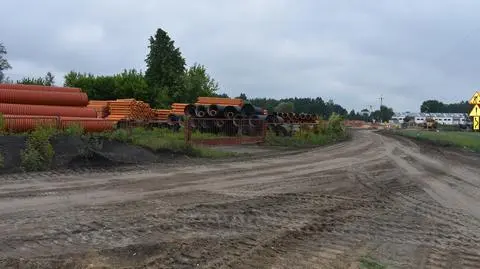 W nocy przyjechał autem z przyczepką na plac budowy autostrady i zabrał sześciometrowe rury