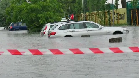 Burza w Warszawie i okolicach: zalane ulice, powalone drzewa, kilkaset interwencji strażaków