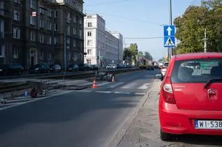 Drogowcy budują azyle na niebezpiecznych przejściach na ul. Obozowej