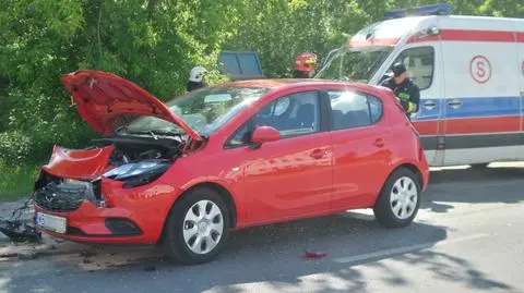 Auto osobowe między ciężarówkami. "Wypadek, dwie osoby ranne"