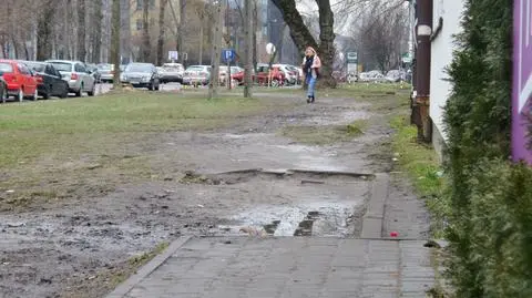 "Błotne wąwozy" w dolinie biznesu. Nie ma szans na budowę chodników