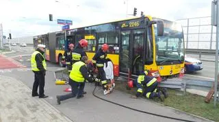 Autobus wjechał na bariery energochłonne 