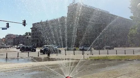 Żar poleje się z nieba, w Warszawie nawet 35 stopni. Ochłody można szukać przy kurtynach wodnych 