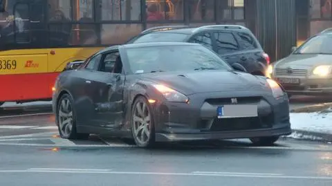 Sportowy nissan zatrzymał się na latarni