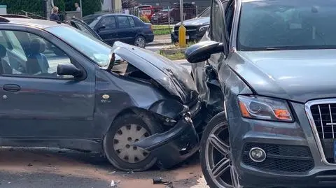 Wypadek na środku skrzyżowania. Pasażer i kierująca trafili do szpitala