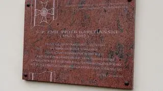 Tablica upamiętniająca licealistę Emila Barchańskiego na ścianie Kościoła Jana Bożego przy ul. Bonifraterskiej 12 w Warszawie