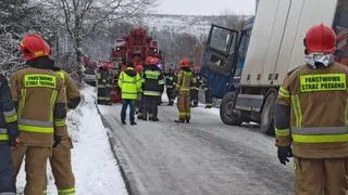 Samochód ciężarowy zjechał do rowu