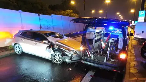 Wypadek na Hynka. Volvo uderzyło w samochód pogotowia wodociągowego