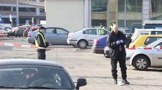 Akcja policji na parkingu