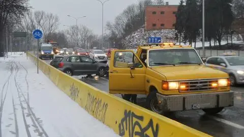 Kolizja przy Cytadeli, auto na barierkach