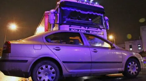 Tir pchał skodę przez 100 metrów. "Myślałem, że złapałem gumę"