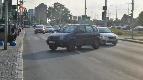 Aleje Jerozolimskie: auto stoczyło się z parkingu na jezdnię 