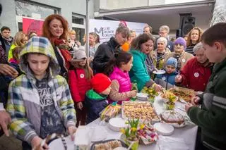 Wielkanocne śniadanie w punkcie pobytowym dla uchodźców przy Wołoskiej 