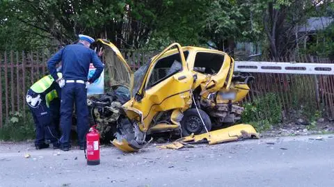 Uderzył w słup i zaparkowane auto. "Jest całkowicie zniszczone"