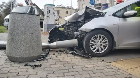Nieoznakowany radiowóz zderzył się z autem. Wpadł na chodnik, powalił latarnię