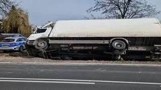 Ciężarówka w rowie w miejscowości Leszno