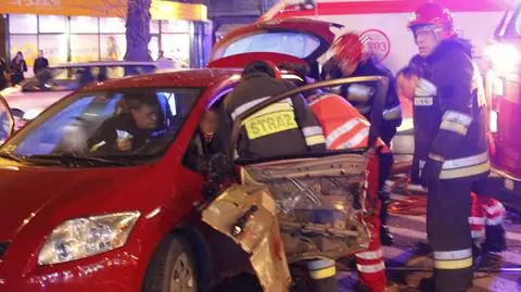 Wjechała pod tramwaj, wyciągali ją strażacy