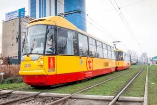 Tramwajarze posadzili rozchodnik na kolejnym, ponad kilometrowym odcinku torów w centrum Warszawy