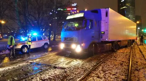 Tirem wjechał na torowisko, zablokował tramwaje
