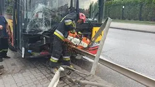 Bariera energochłonna przebiła wnętrze autobusu