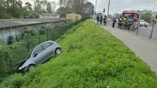 Samochód spadł ze skarpy