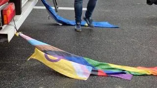 Organizatorzy marszu za samochodem ciężarowym ciągnęli flagi Unii Europejskiej i LGBT 