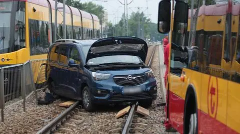 Samochód zablokował tramwaje po zderzeniu z autobusem. Jedna osoba ranna