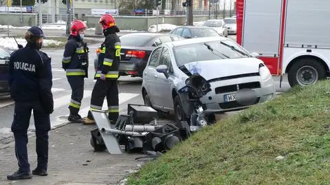 Uderzył w słup sygnalizacji. "Nie posiadał uprawnień do kierowania pojazdami"