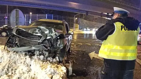 Wypadek w Rembertowie. "Kierowca i pasażer trafili do szpitala"