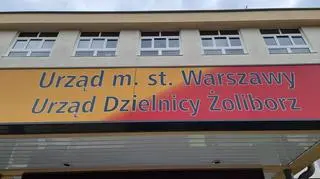 Mieszkańcy zebrali się pod urzędem dzielnicy