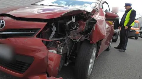 Auto uszkodzone przez koło. "Prawdopodobnie odpadło z ciężarówki" 