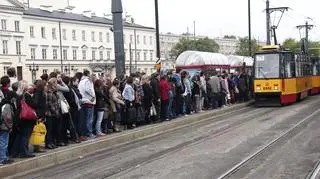 Tłumy pasażerów na pl. Bankowym