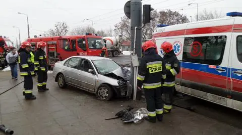 Wypadek na Obozowej. Strażacy uwolnili kobietę