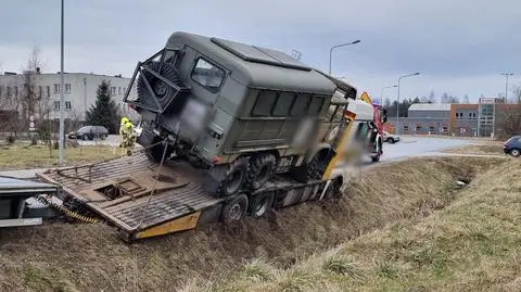 Laweta z wojskową ciężarówką zawisła w rowie