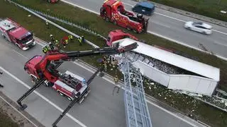 Utrudnienia na S7 po zderzeniu tira z bramownicą