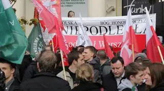 Protestujący na placu