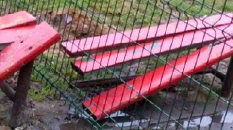 Ławka w poprzek płotu