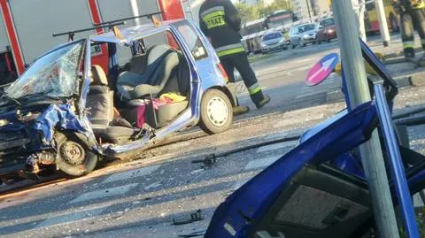 Zderzenie dwóch aut na Mokotowie. Wycięli zakleszczoną kobietę