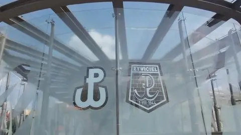 Powstańcze symbole na wejściach do stacji metra Plac Wilsona