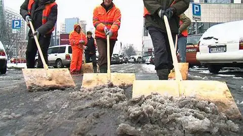 2 tysiące ludzi odśnieża miasto