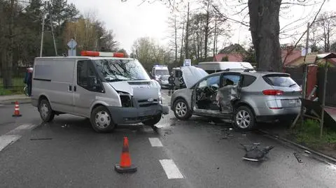 Wypadek na Białołęce. Ranna kobieta i dziecko