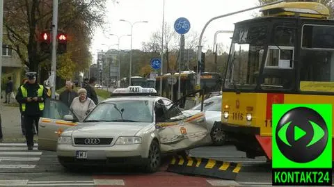 Praga Północ: Taksówka zderzyła się z tramwajem