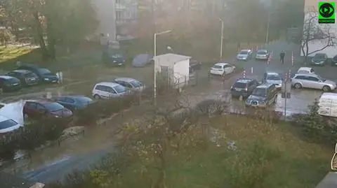 Awaria wodociągowa na Bródnie. "Podtopiło samochody mieszkańców"