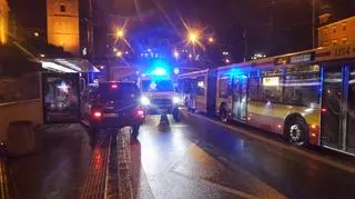 Bus wjechał w ludzi stojących na przystanku