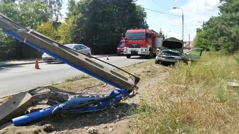 Ściął latarnię przy Estrady. "Kierowca był trzeźwy"