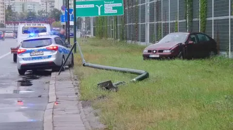 Ściął latarnię, uderzył w bariery. Kolizja na Pradze Południe