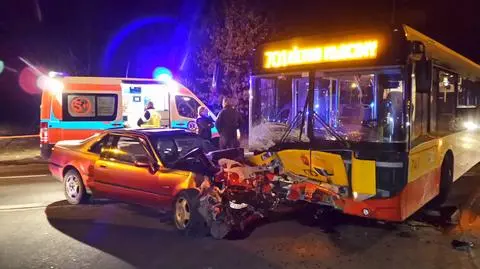 Czołowe zderzenie autobusu z hondą. Trzy osoby ranne