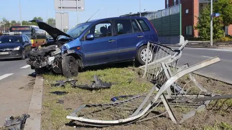 Ford wpadł na barierki i dachował