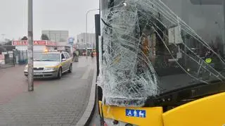 Kolizja autobusu miejskiego z osobówką